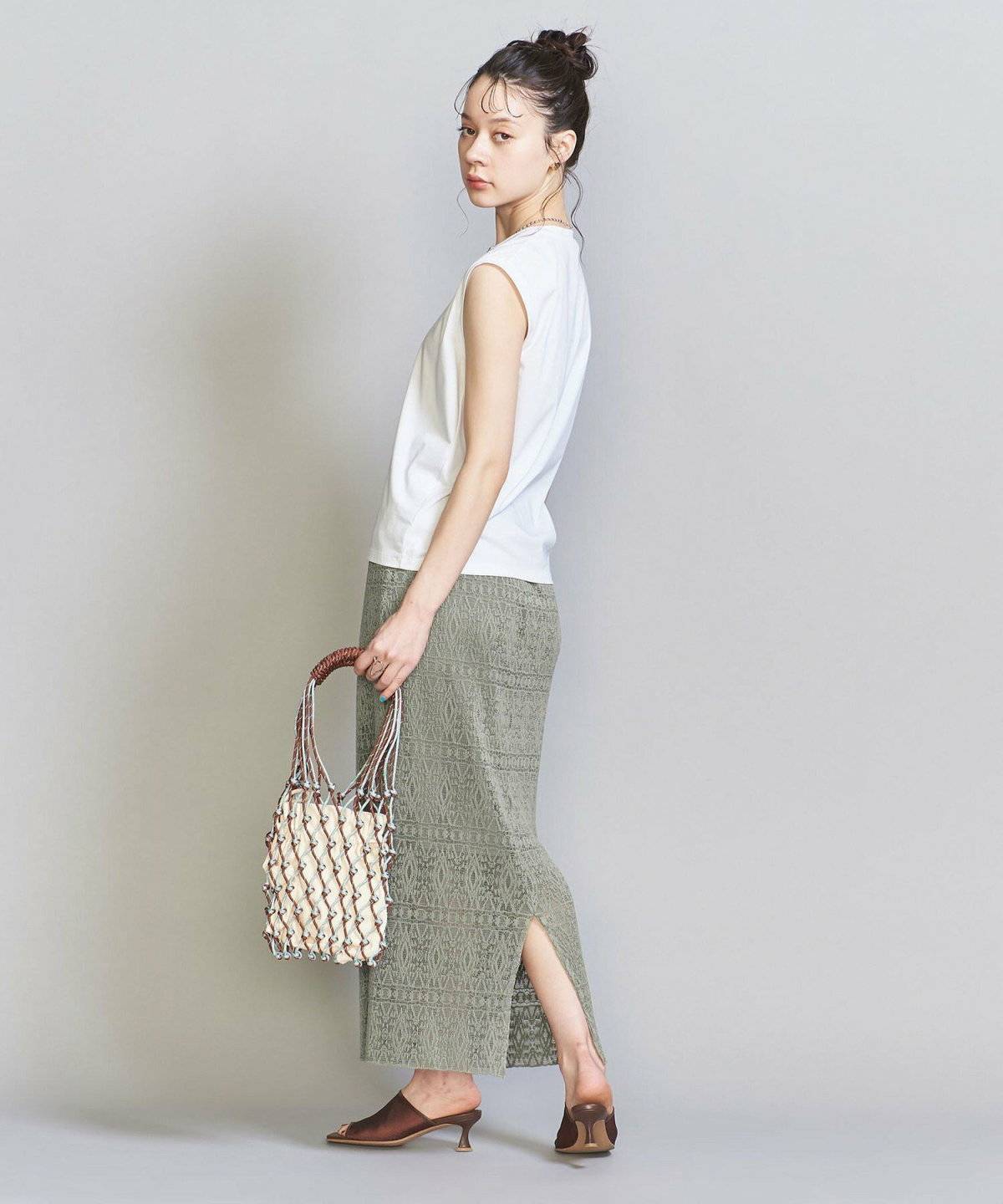 スカートコーデの女性