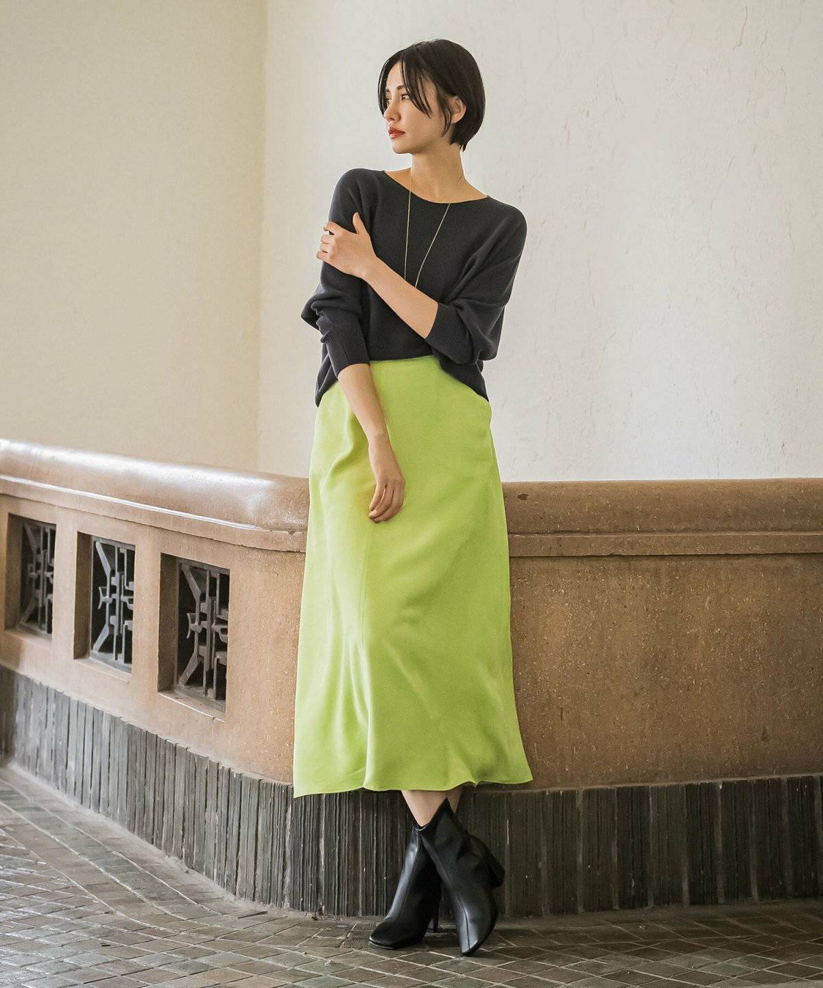 スカートコーデの女性