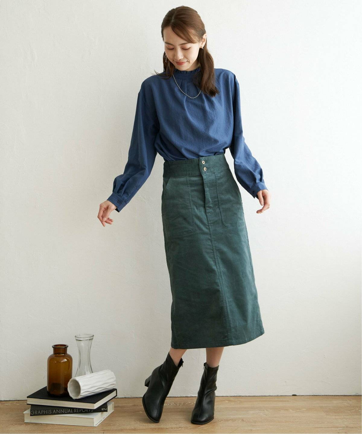 スカートコーデの女性