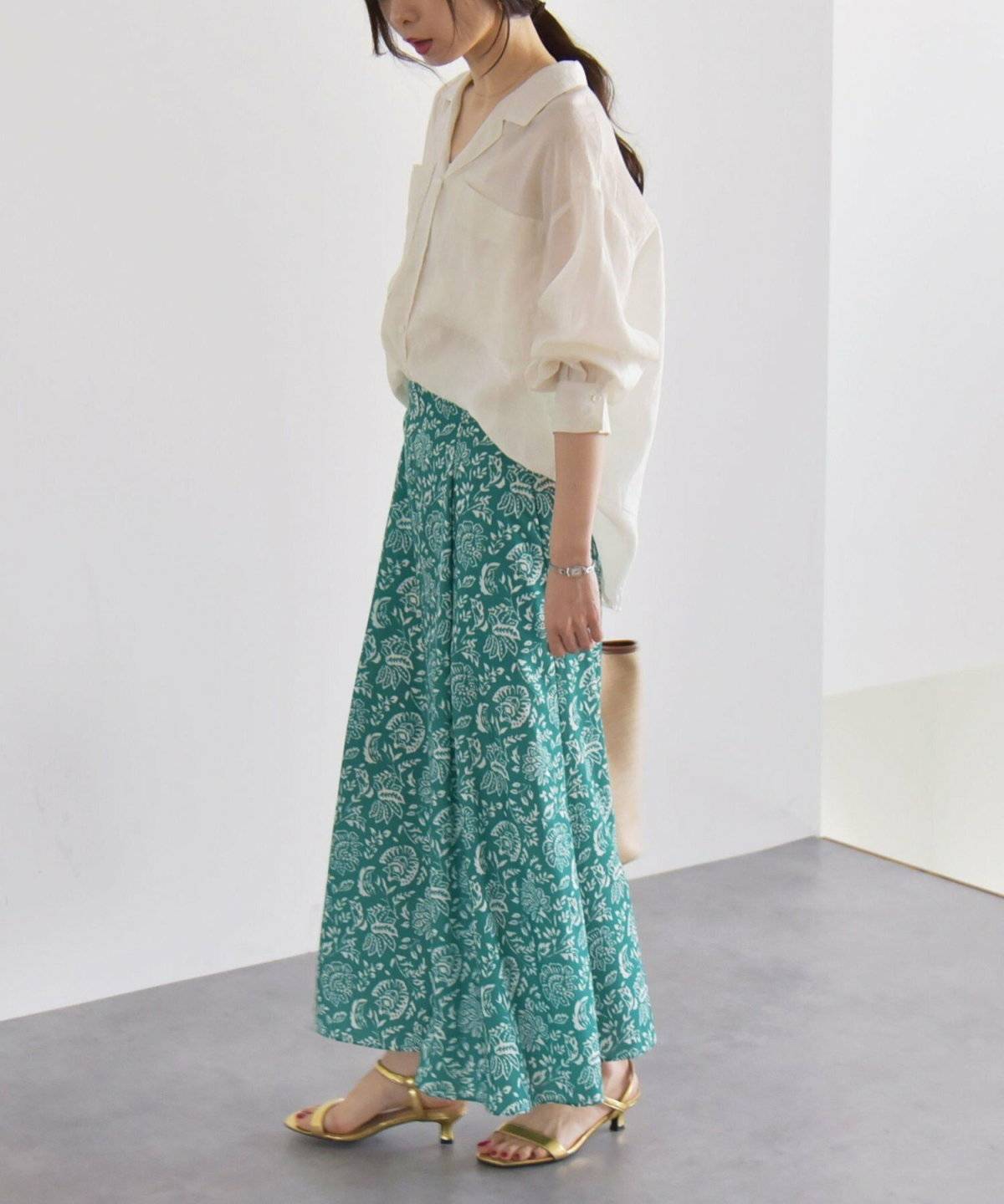 スカートコーデの女性