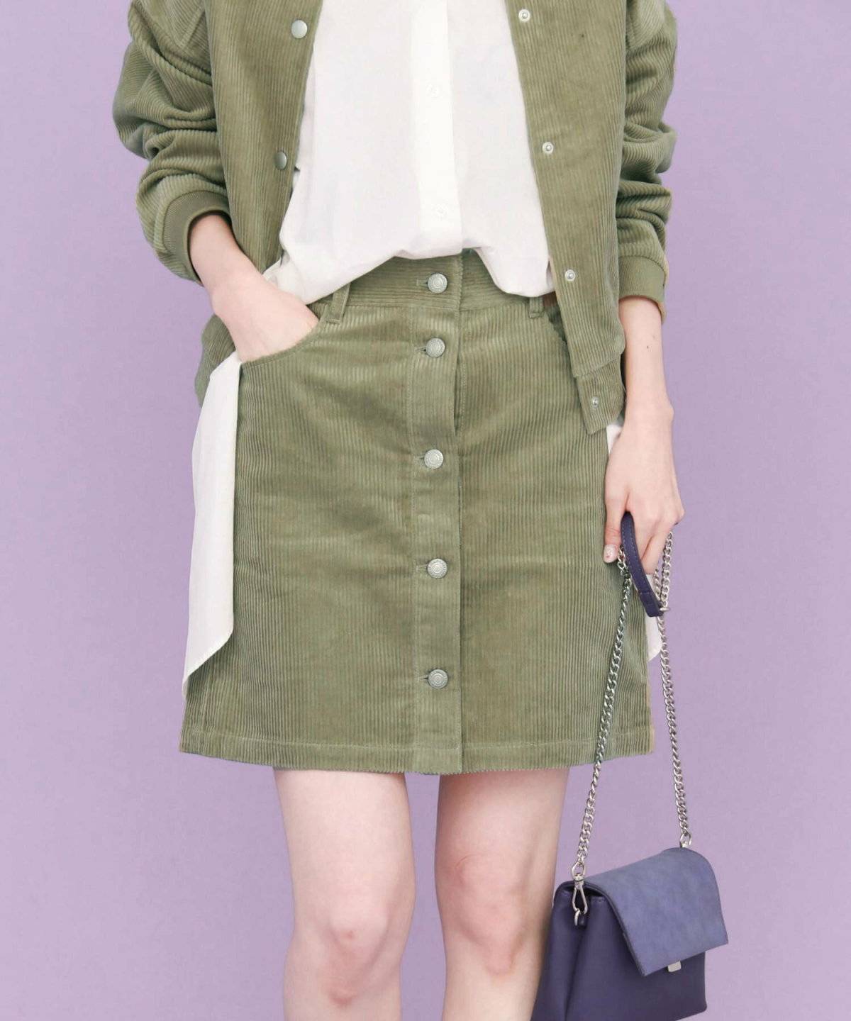 スカートコーデの女性