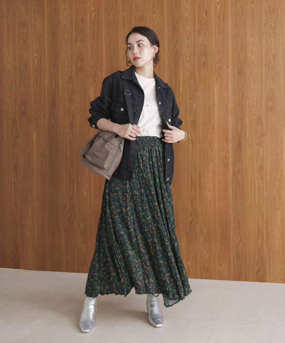 スカートコーデの女性