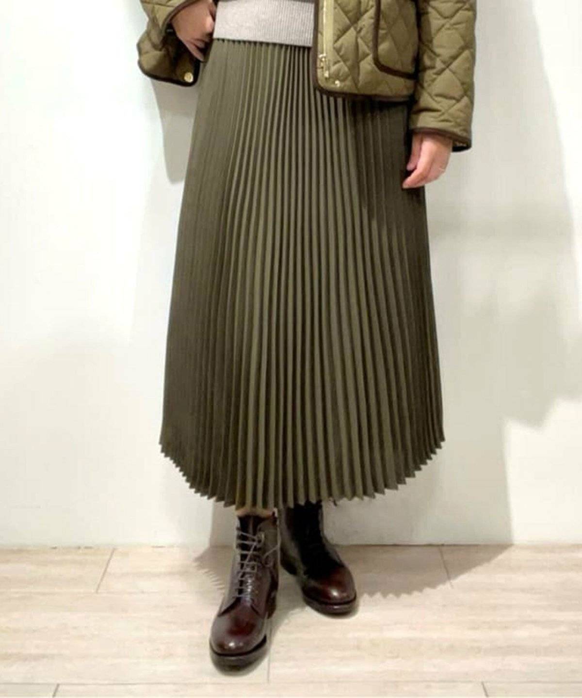 スカートコーデの女性