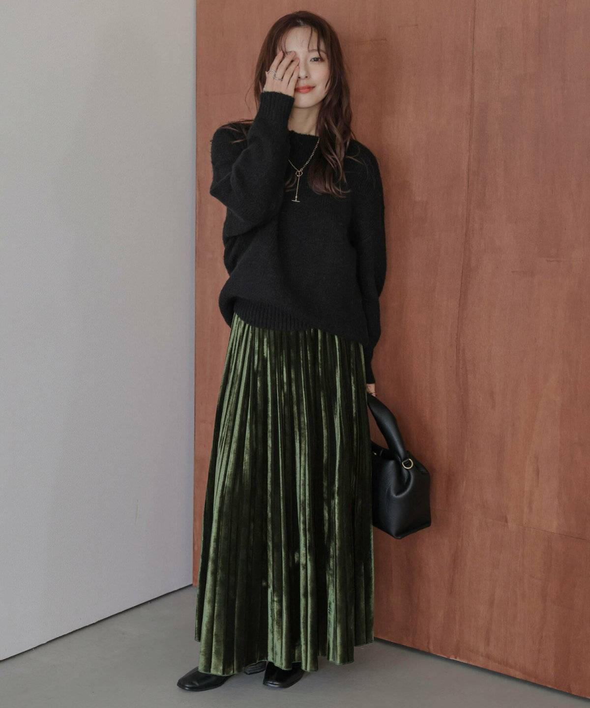 スカートコーデの女性