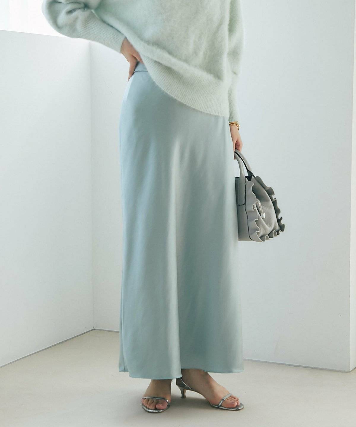 緑スカートを履いた女性