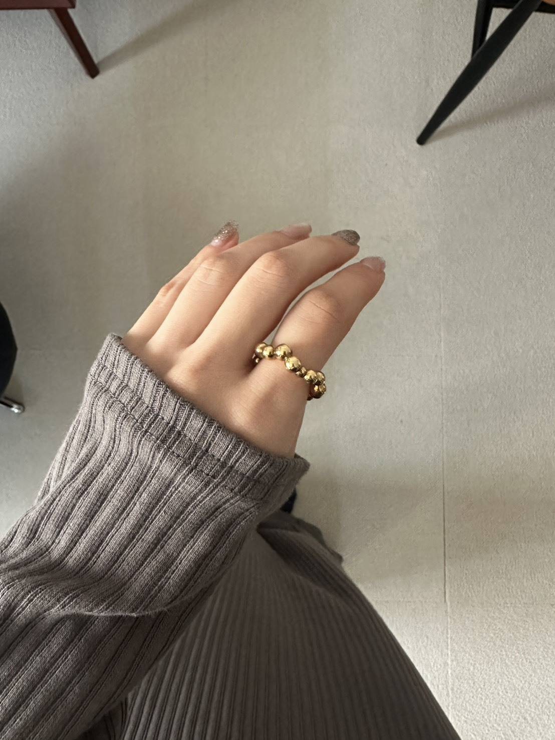 ゴールドのパール型リング