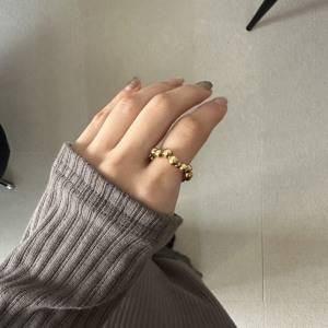 さりげなく手元が垢抜ける。品よくまとまる大人の“ゴールド×パール型”リング