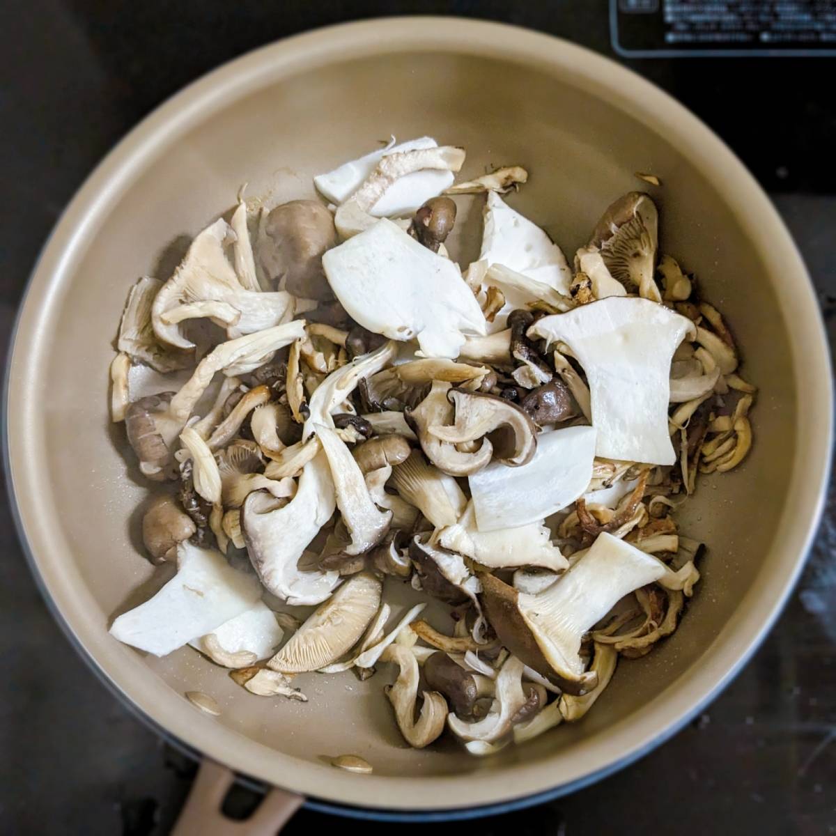 ヤマキ公式の「きのこのガーリックソテー」のレシピ