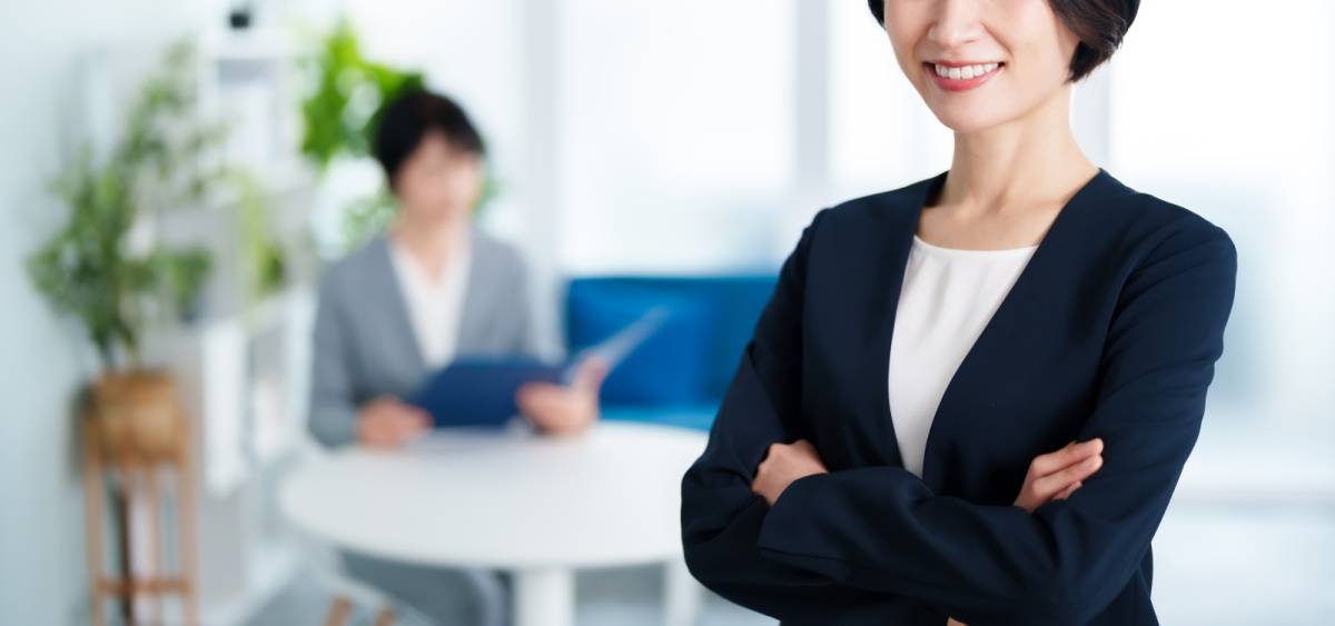 腕組みをする人