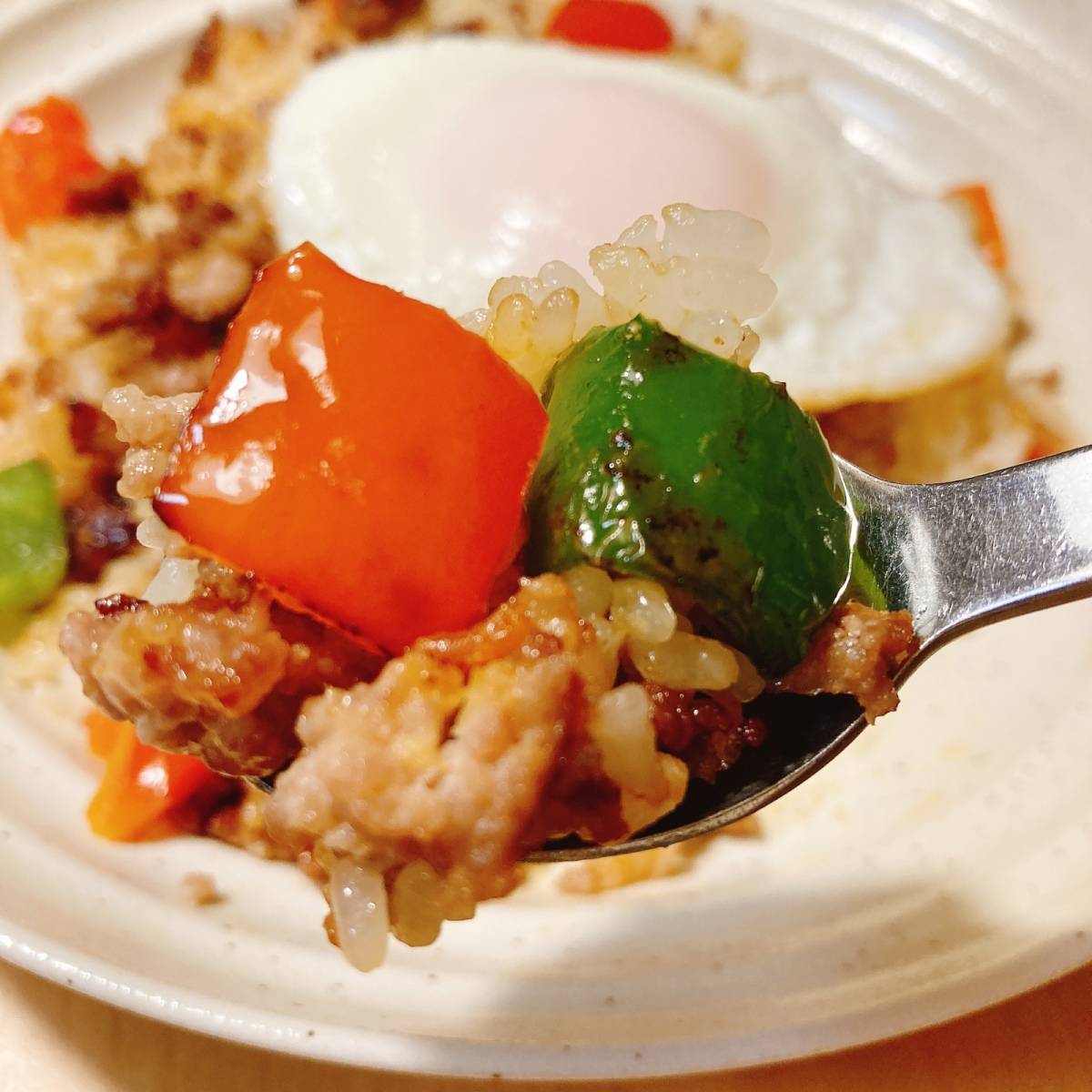 JAグループ公式の「パプリカとピーマンのガパオ炒めごはん」のレシピ