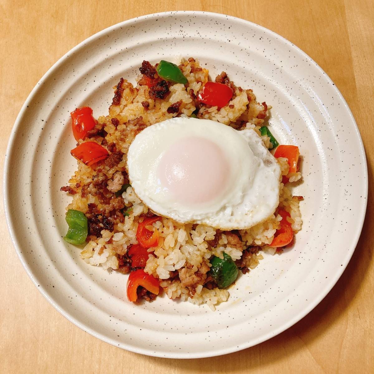 JAグループ公式の「パプリカとピーマンのガパオ炒めごはん」のレシピ