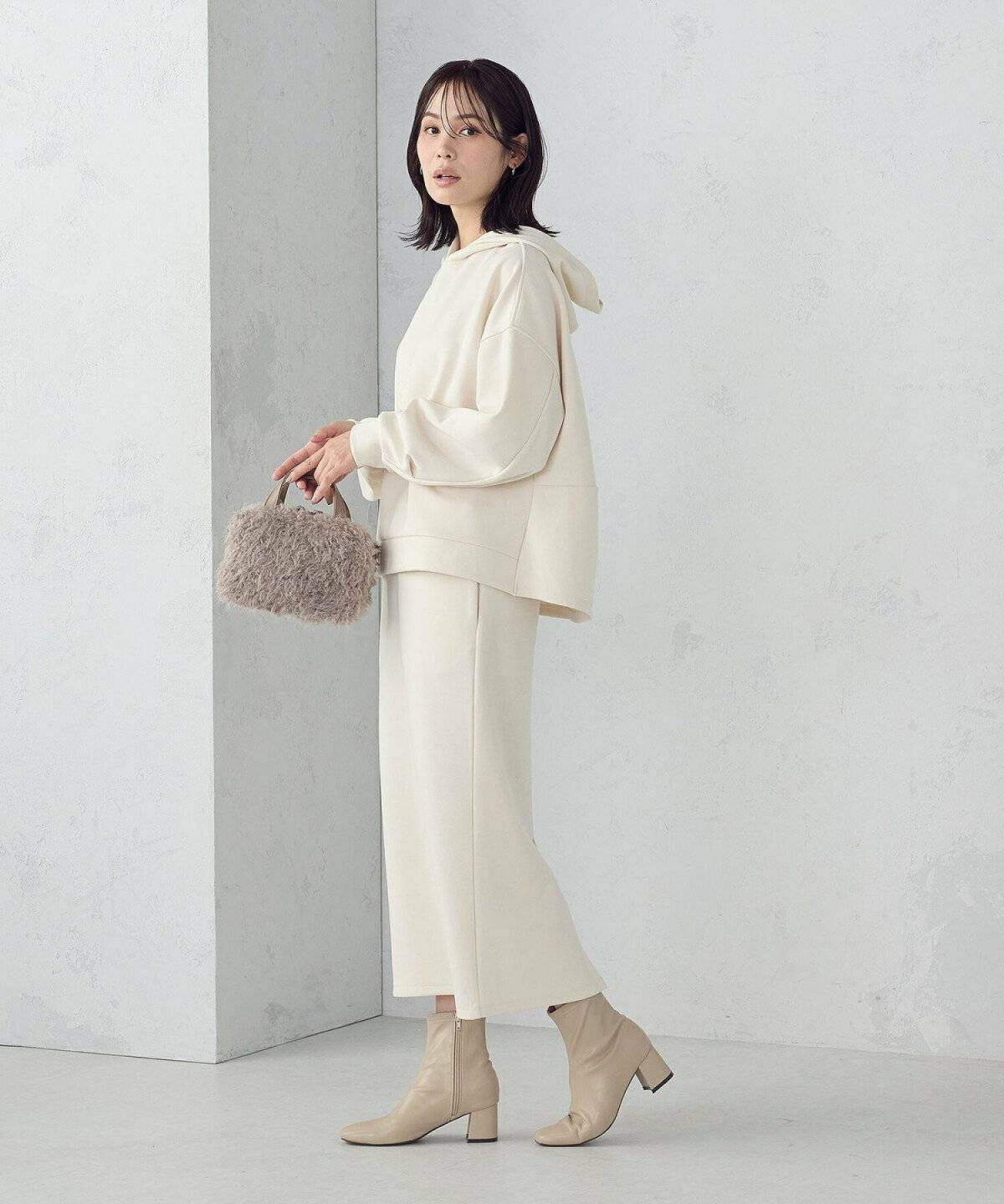 パーカーを着た女性