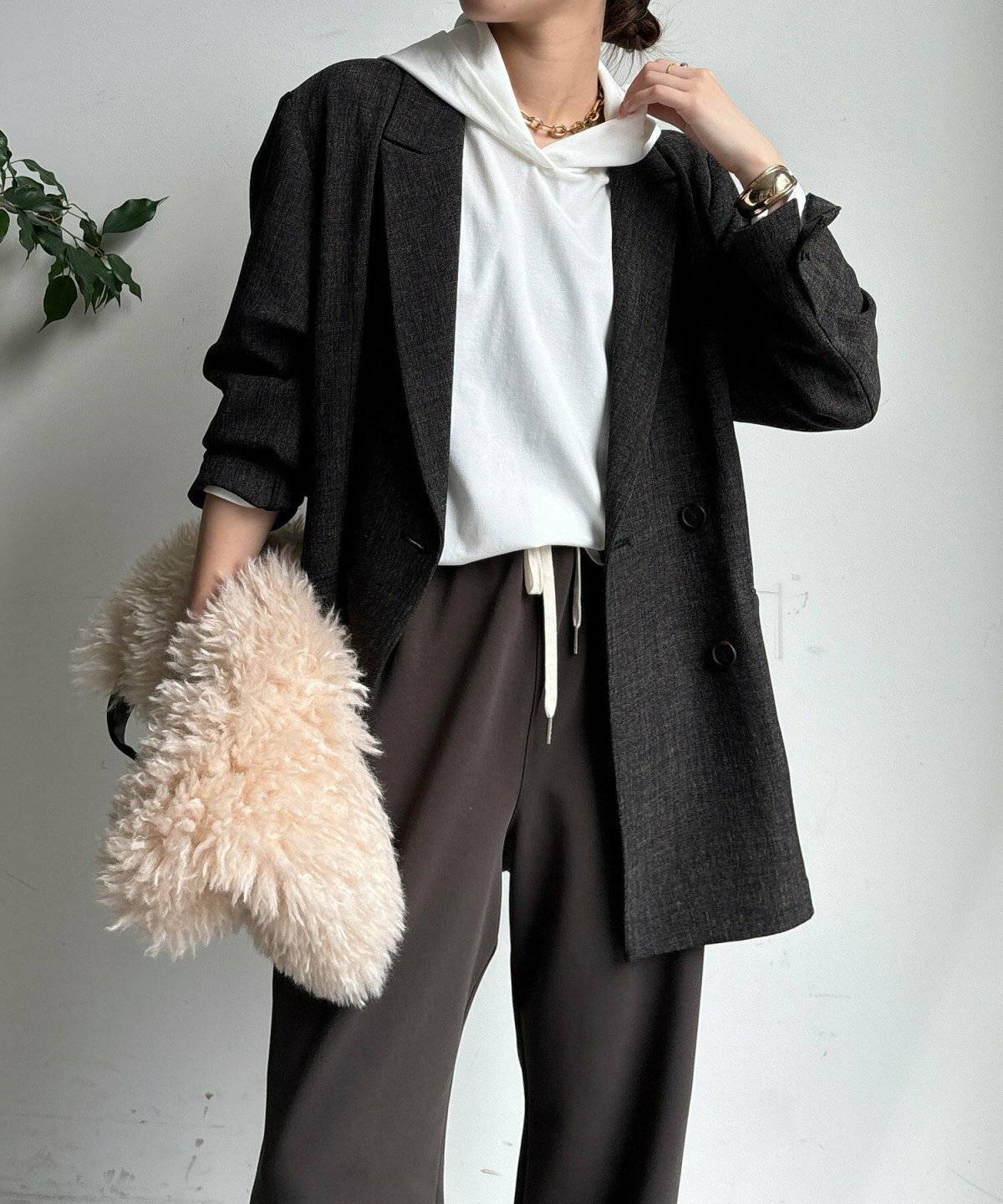 パーカーを着た女性