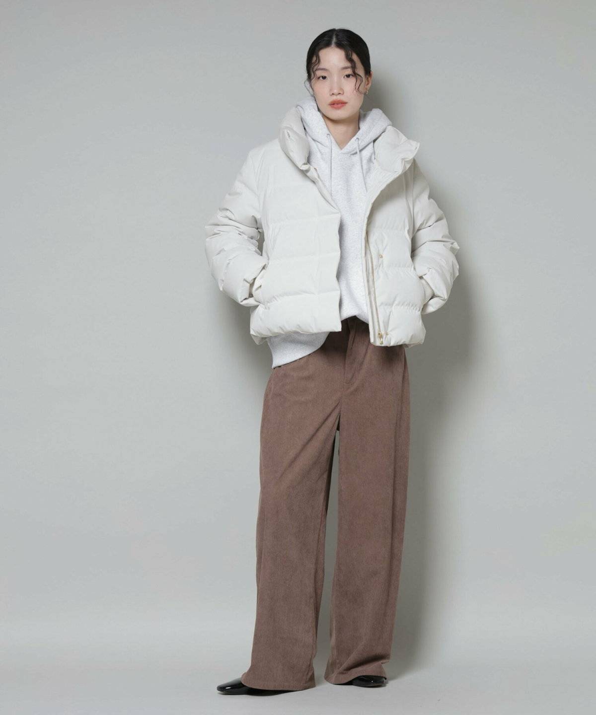 パーカーを着た女性