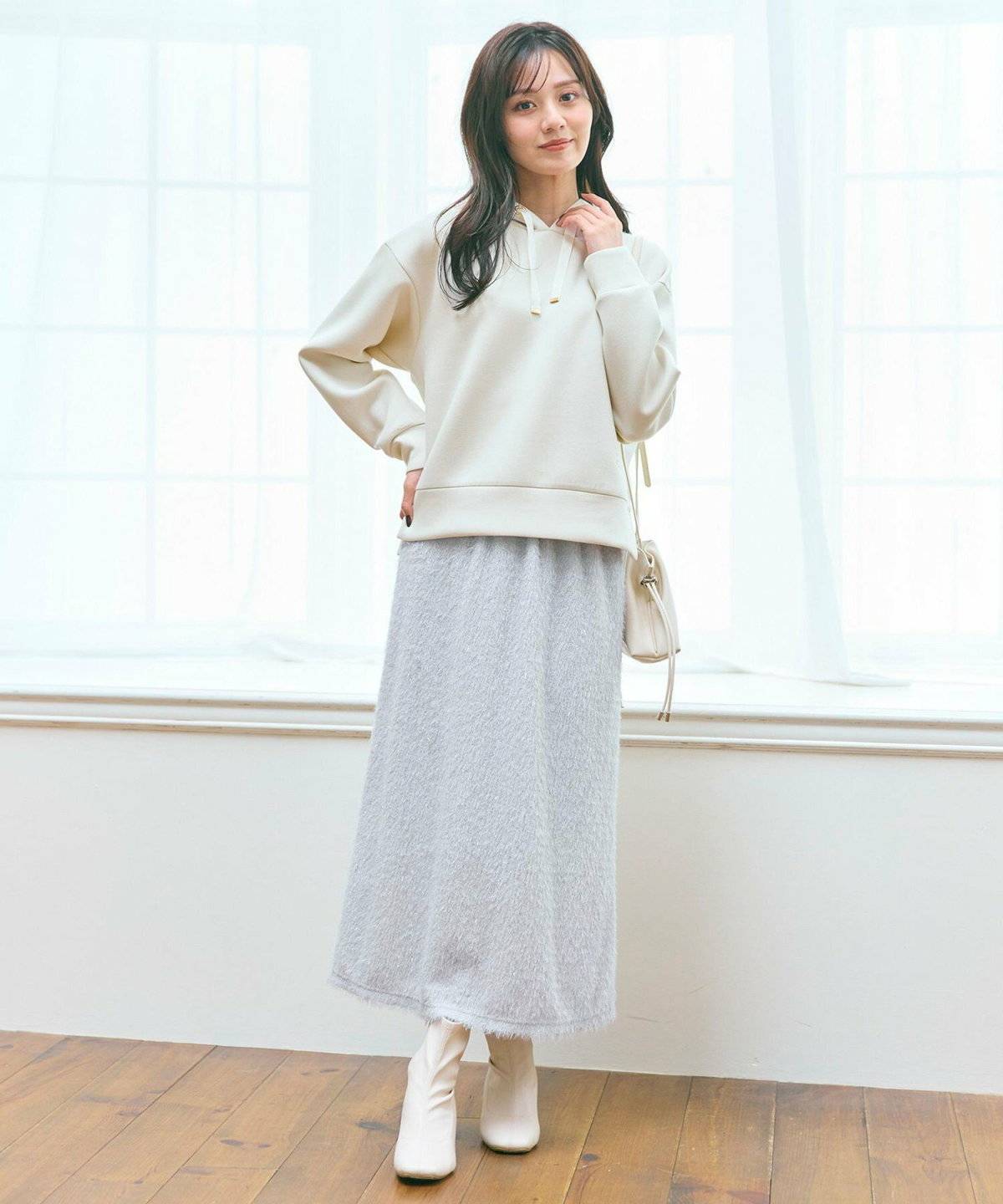 パーカーを着た女性