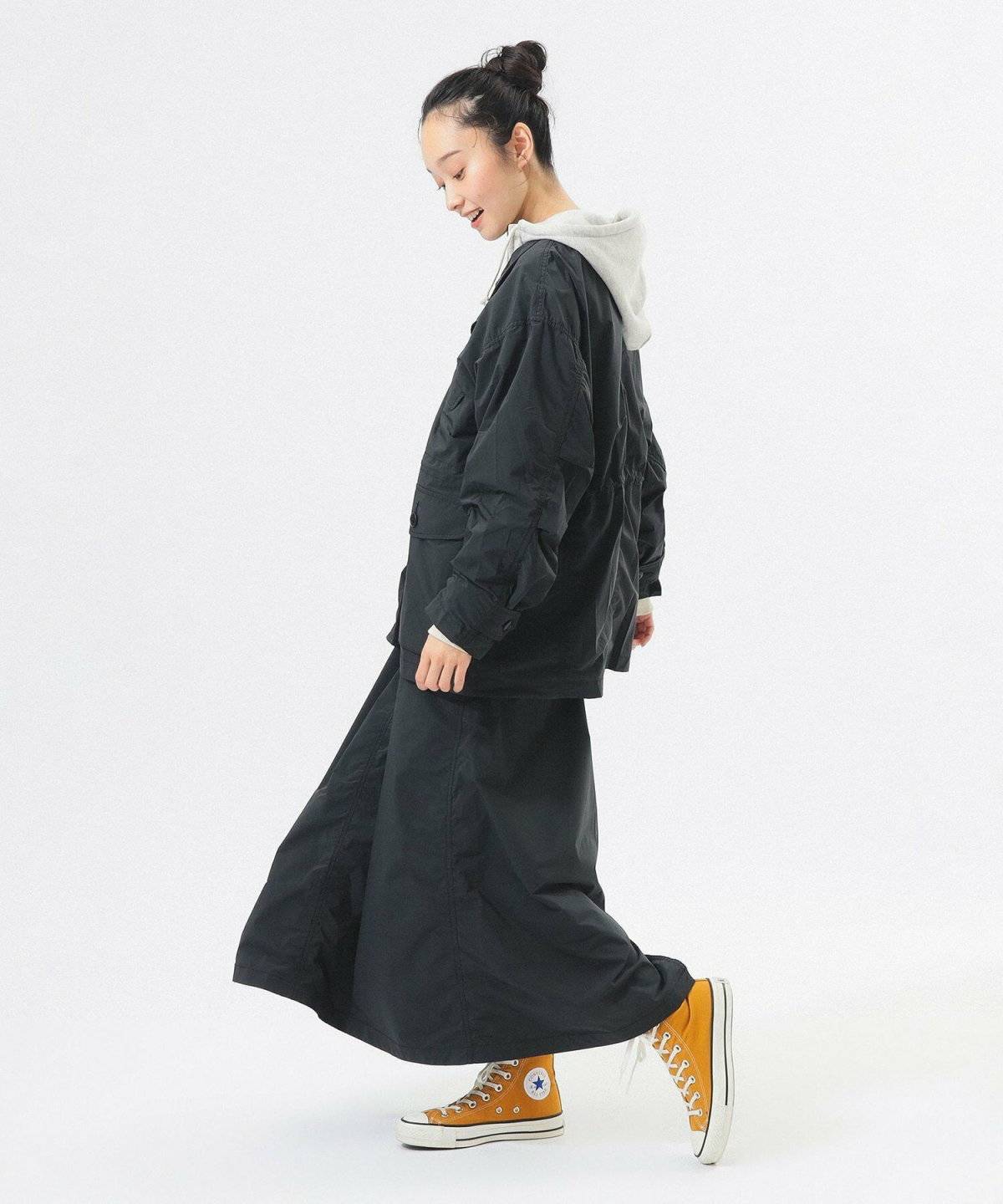 パーカーを着た女性