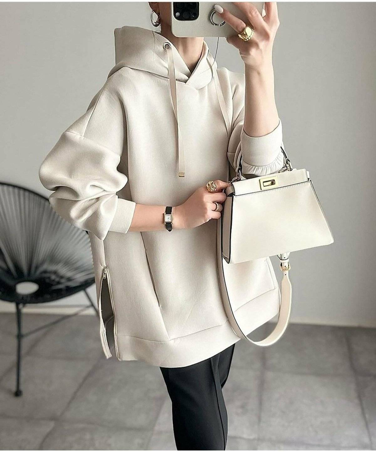 パーカーを着た女性