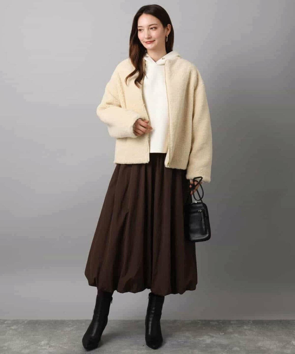 パーカーを着た女性