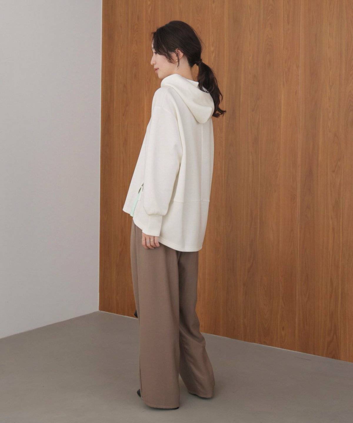 パーカーを着た女性