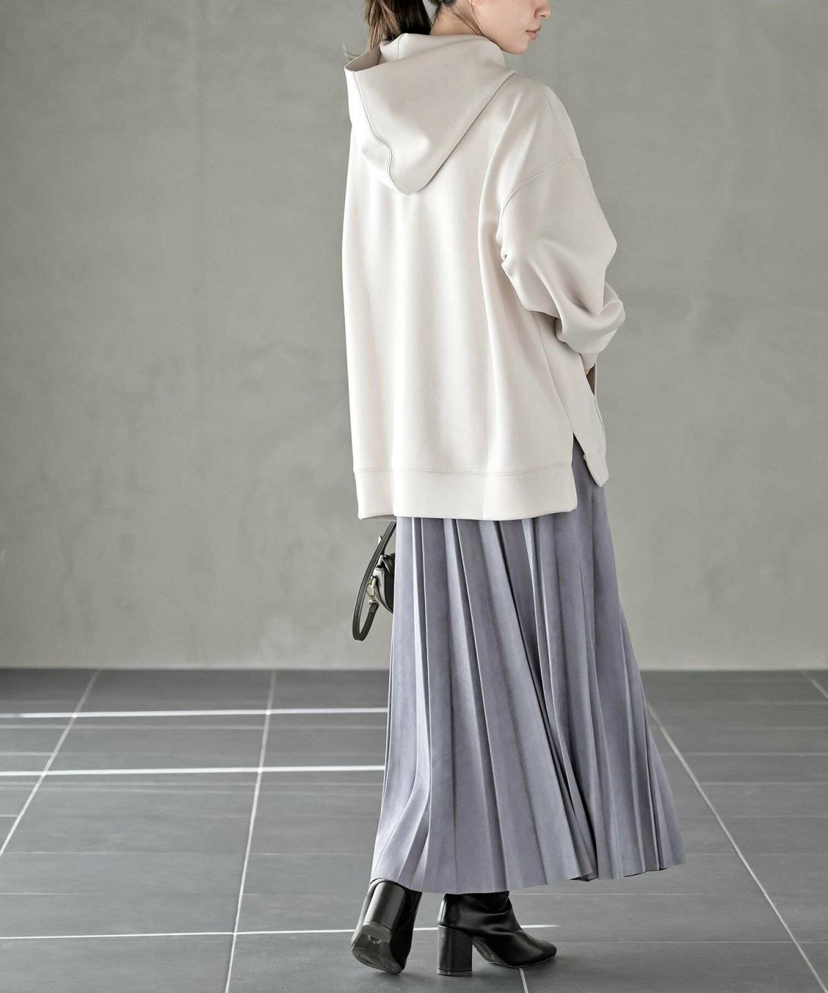 パーカーを着た女性