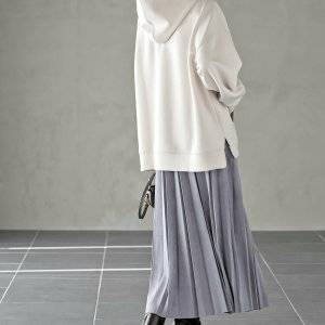 【白パーカーコーデ】レディース13選♪メンズ風の着こなしもご紹介