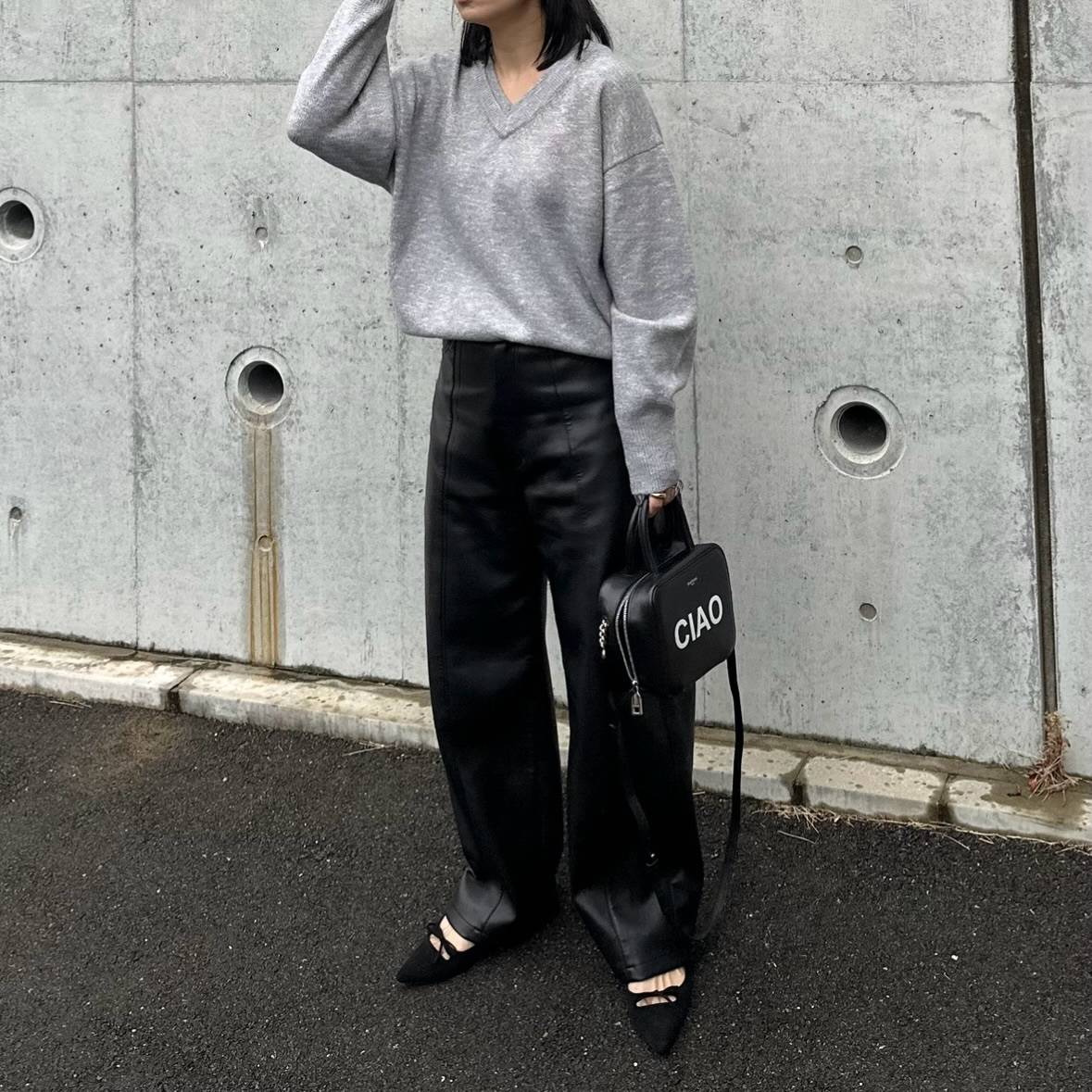 Vネックニット×レザーパンツ