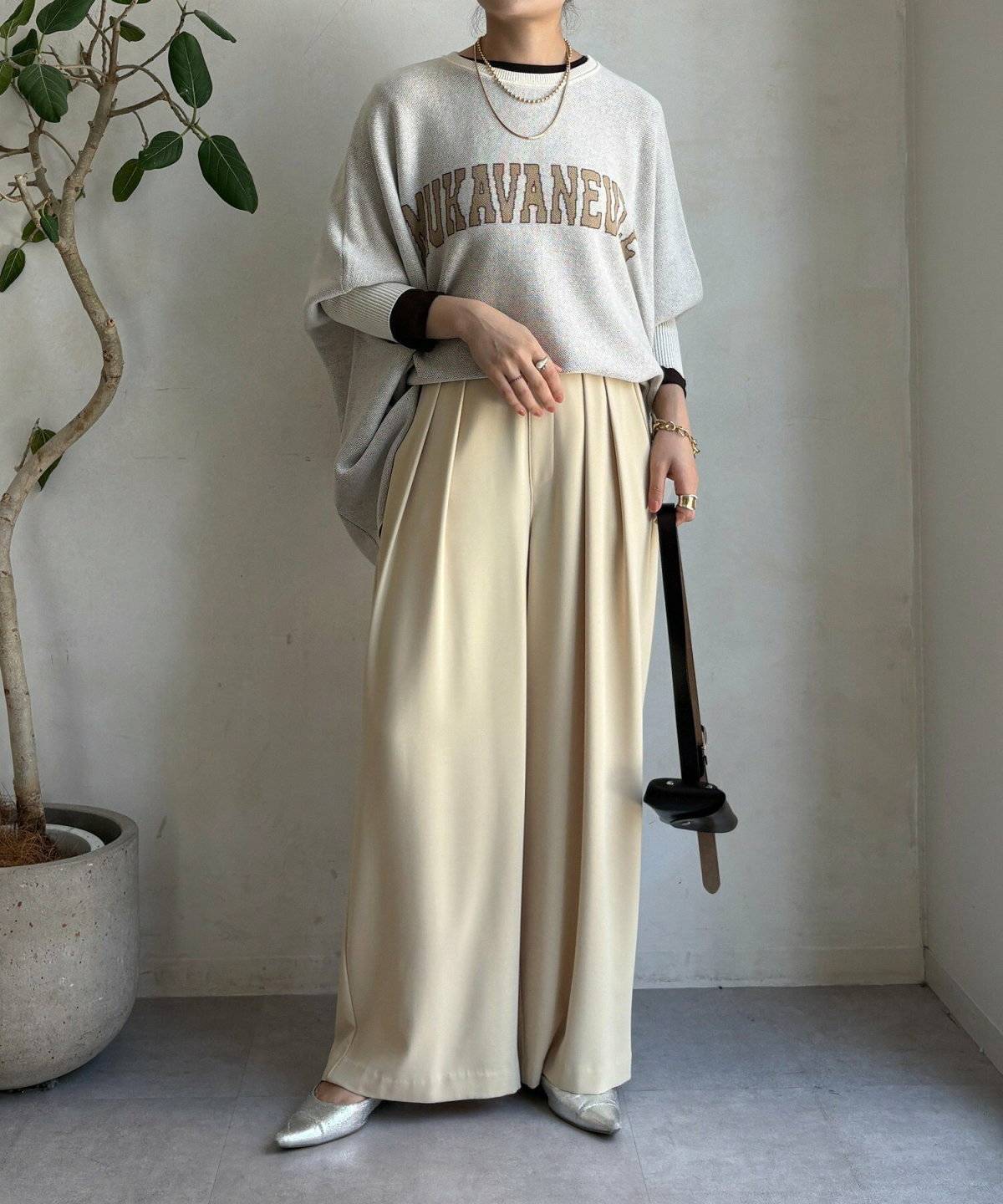 パンツコーデの女性