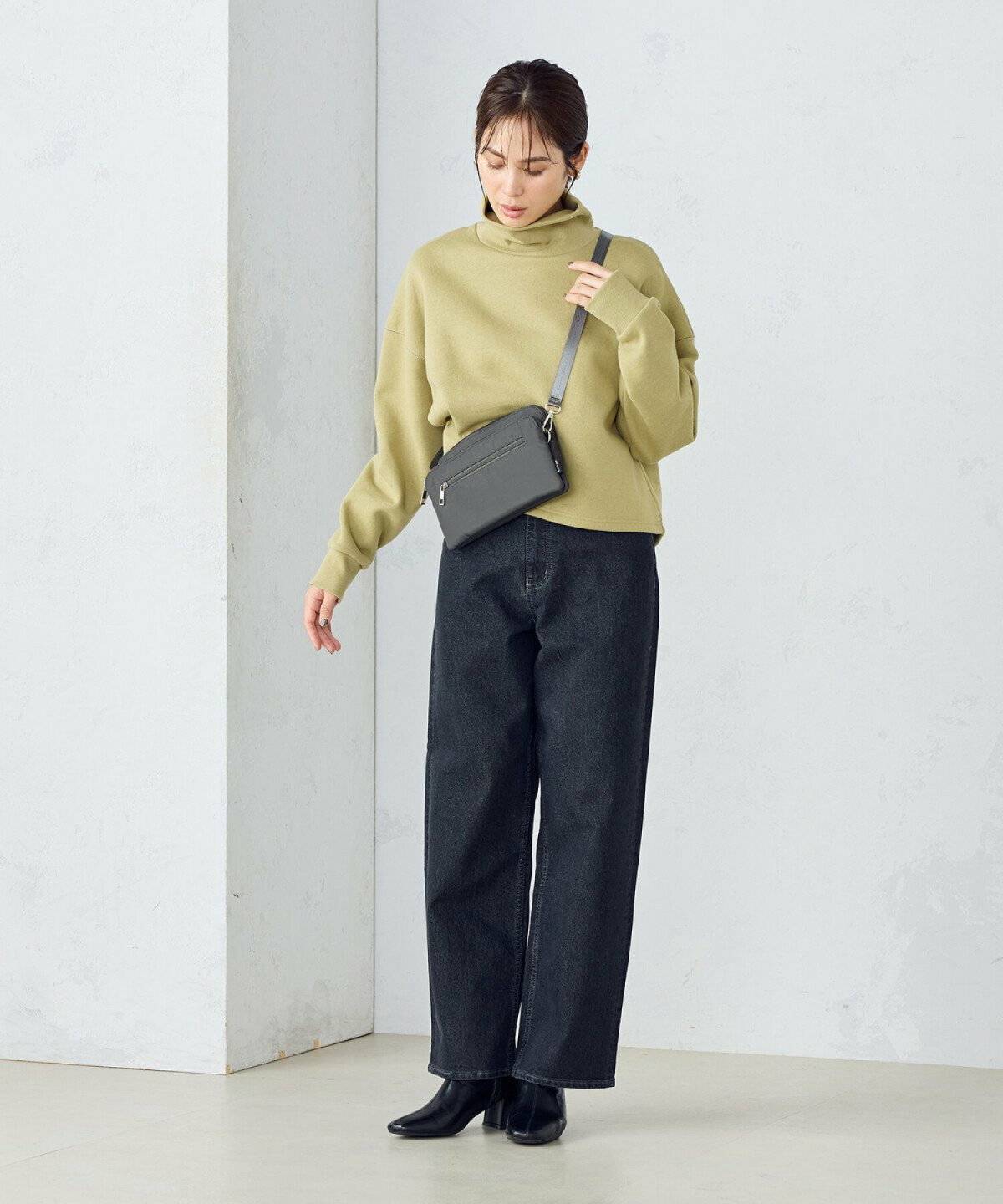 パンツコーデの女性