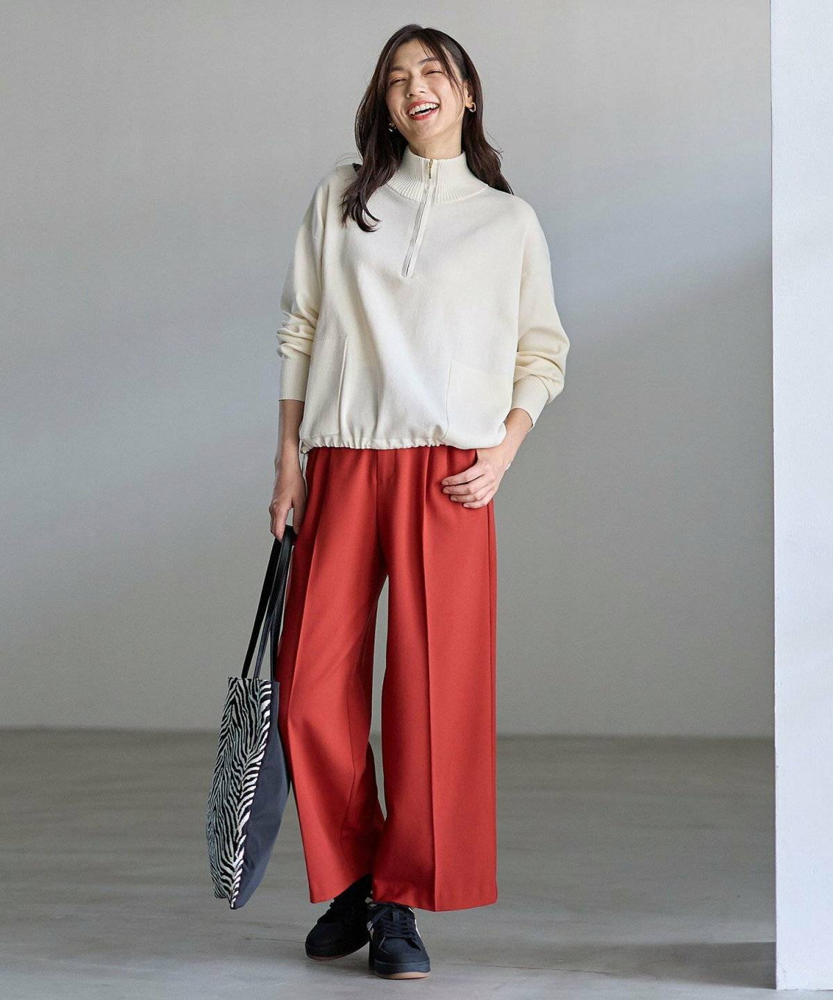 パンツコーデの女性