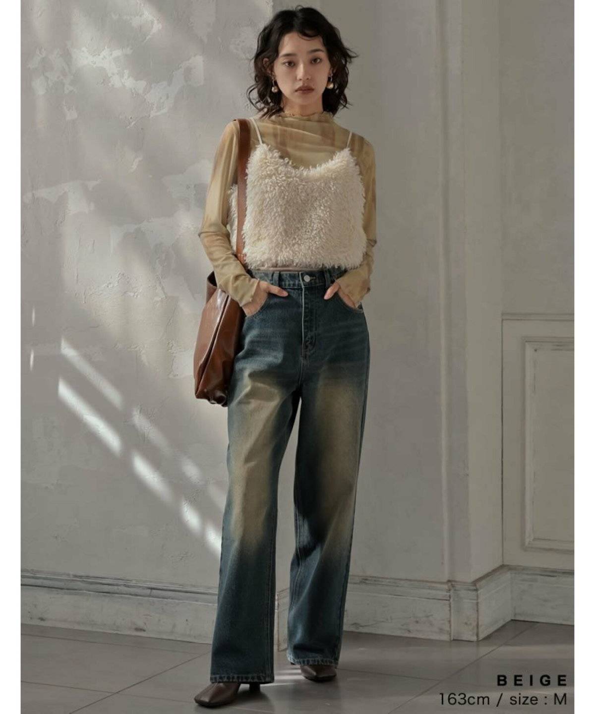 パンツコーデの女性