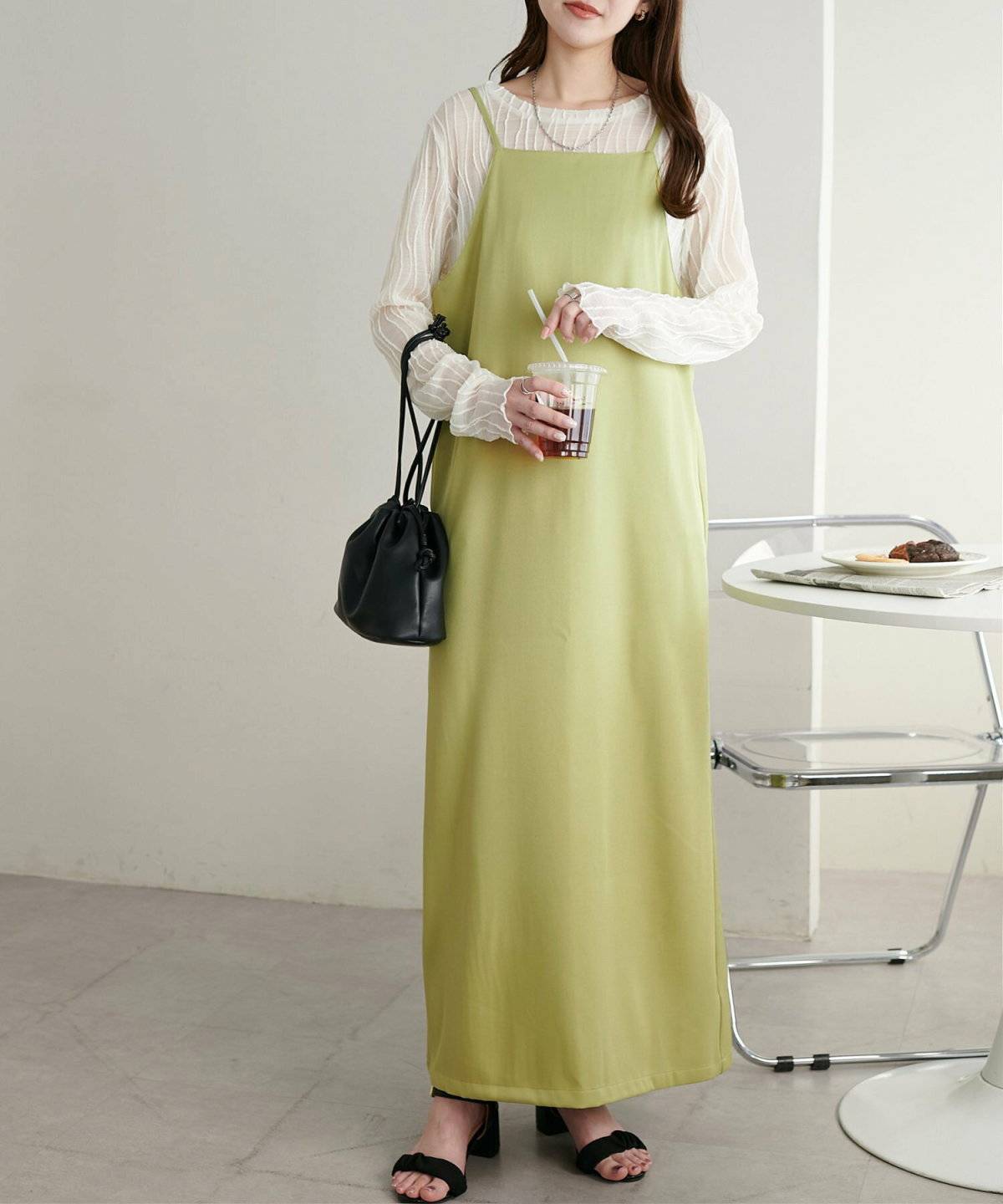 ワンピースコーデの女性