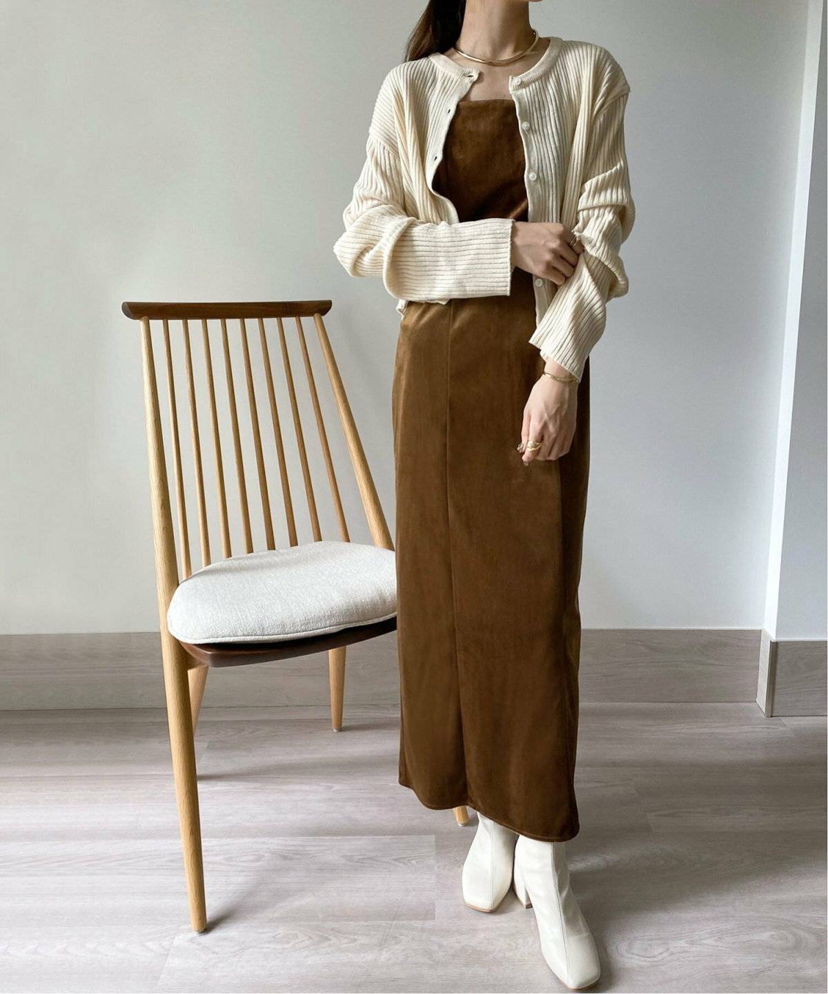 ワンピースコーデの女性