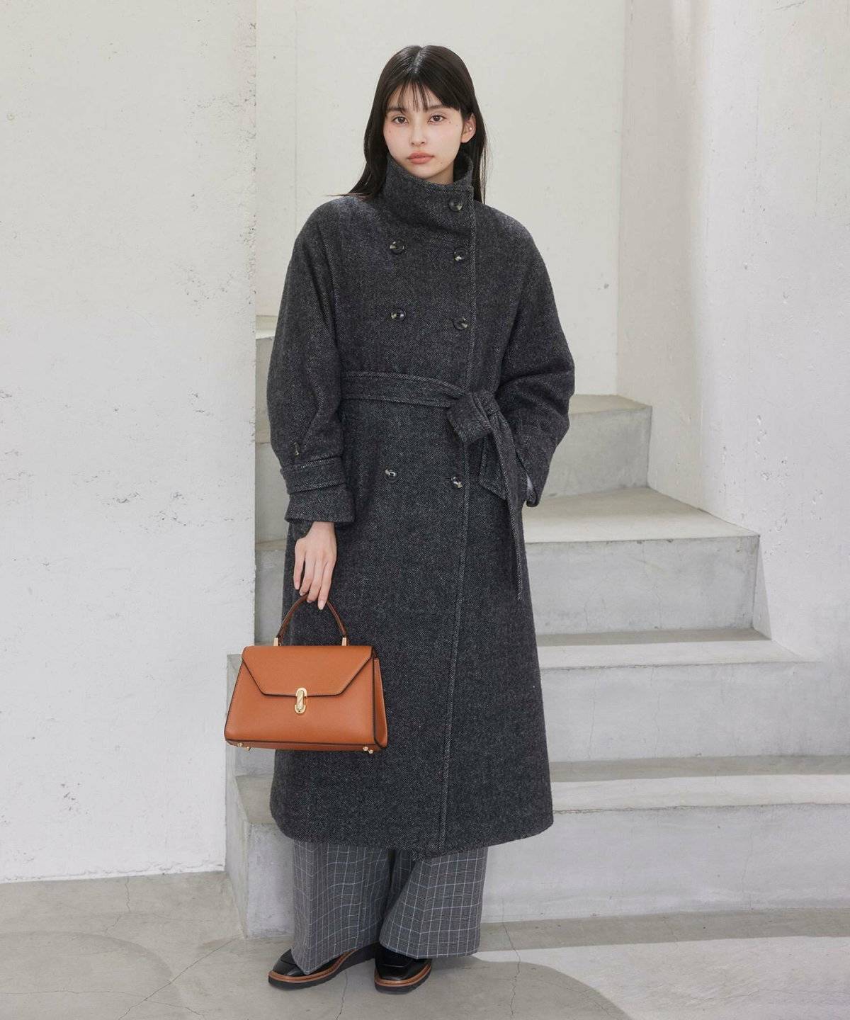 コートを着た女性