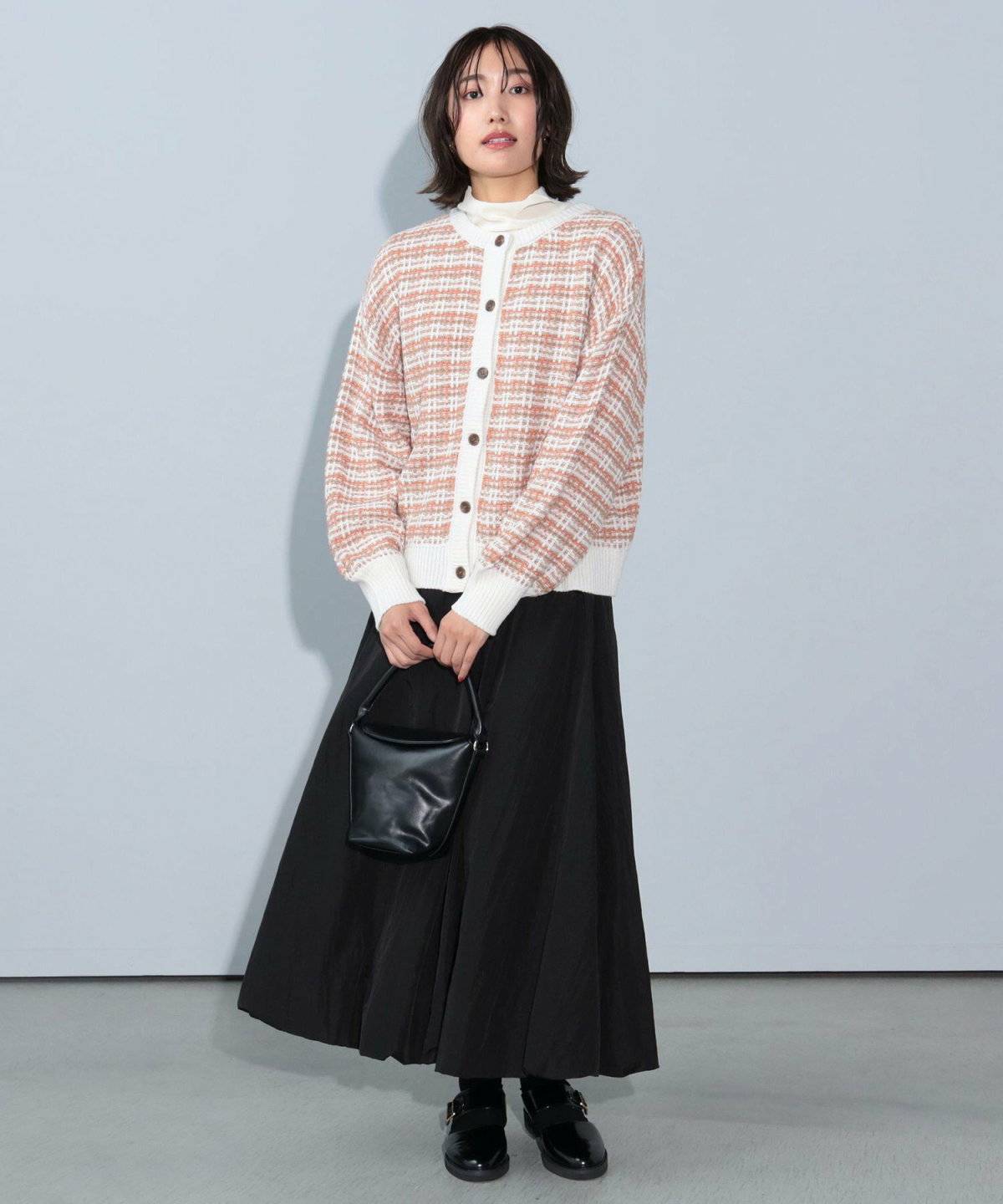 スカートコーデの女性