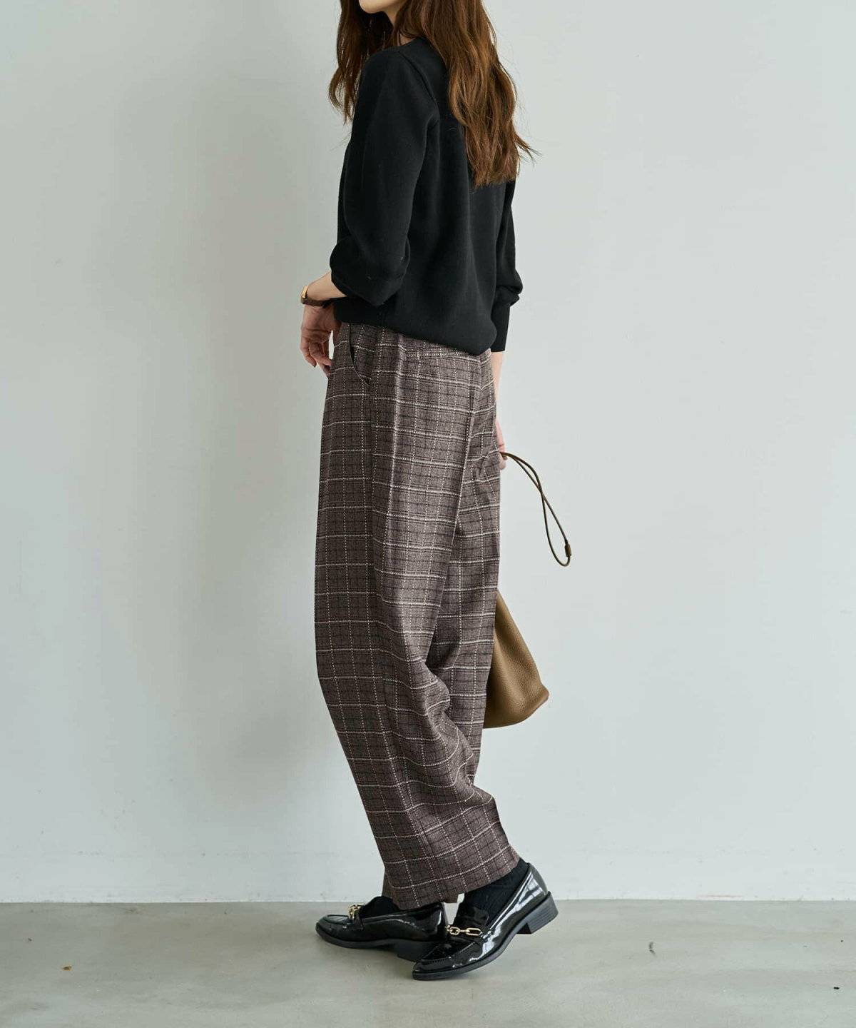 パンツコーデの女性