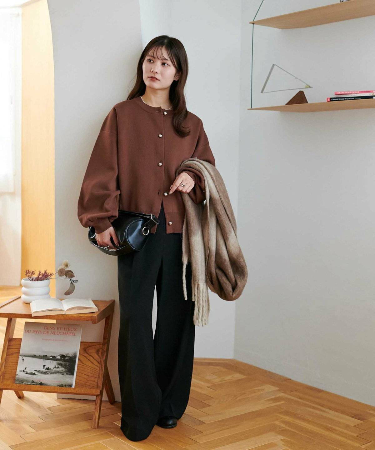 パンツコーデの女性