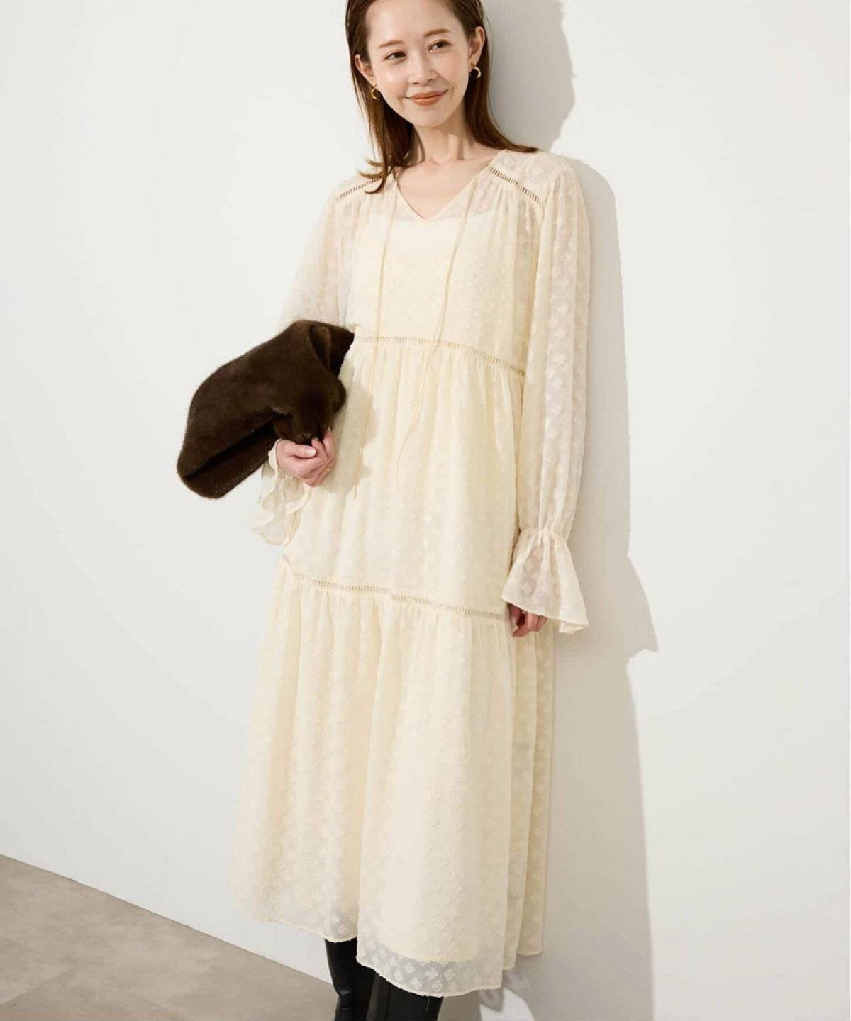 ワンピースコーデの女性