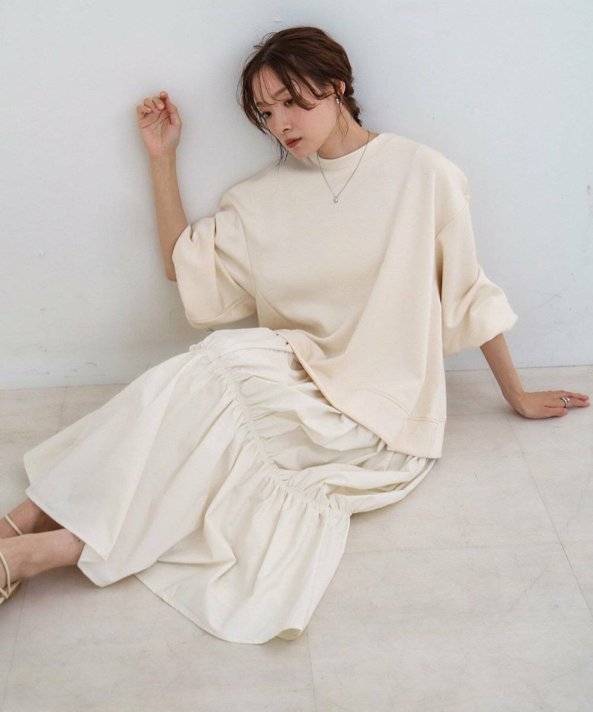 ワンピースコーデの女性