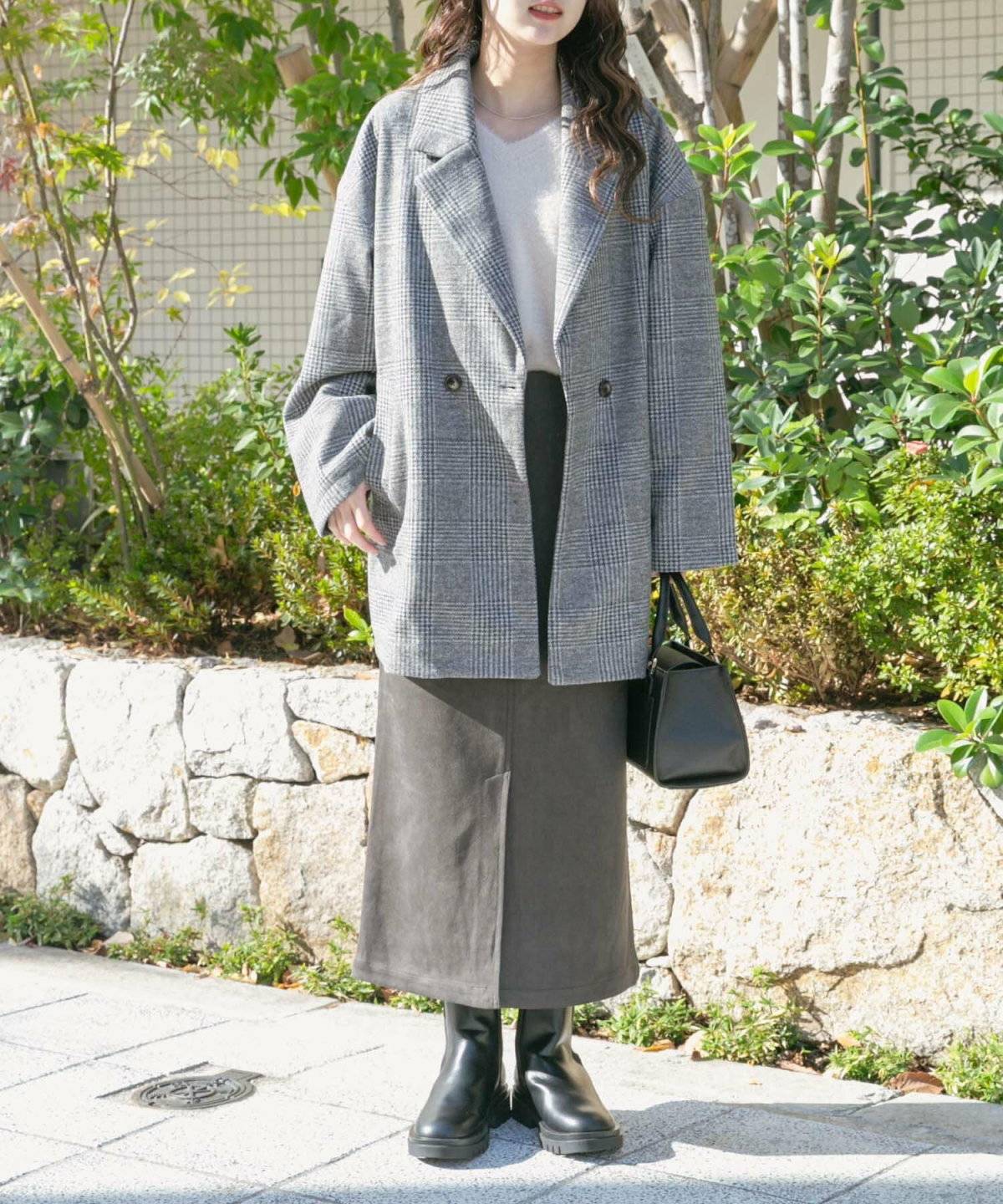 グレーのワントーンコーデの女性