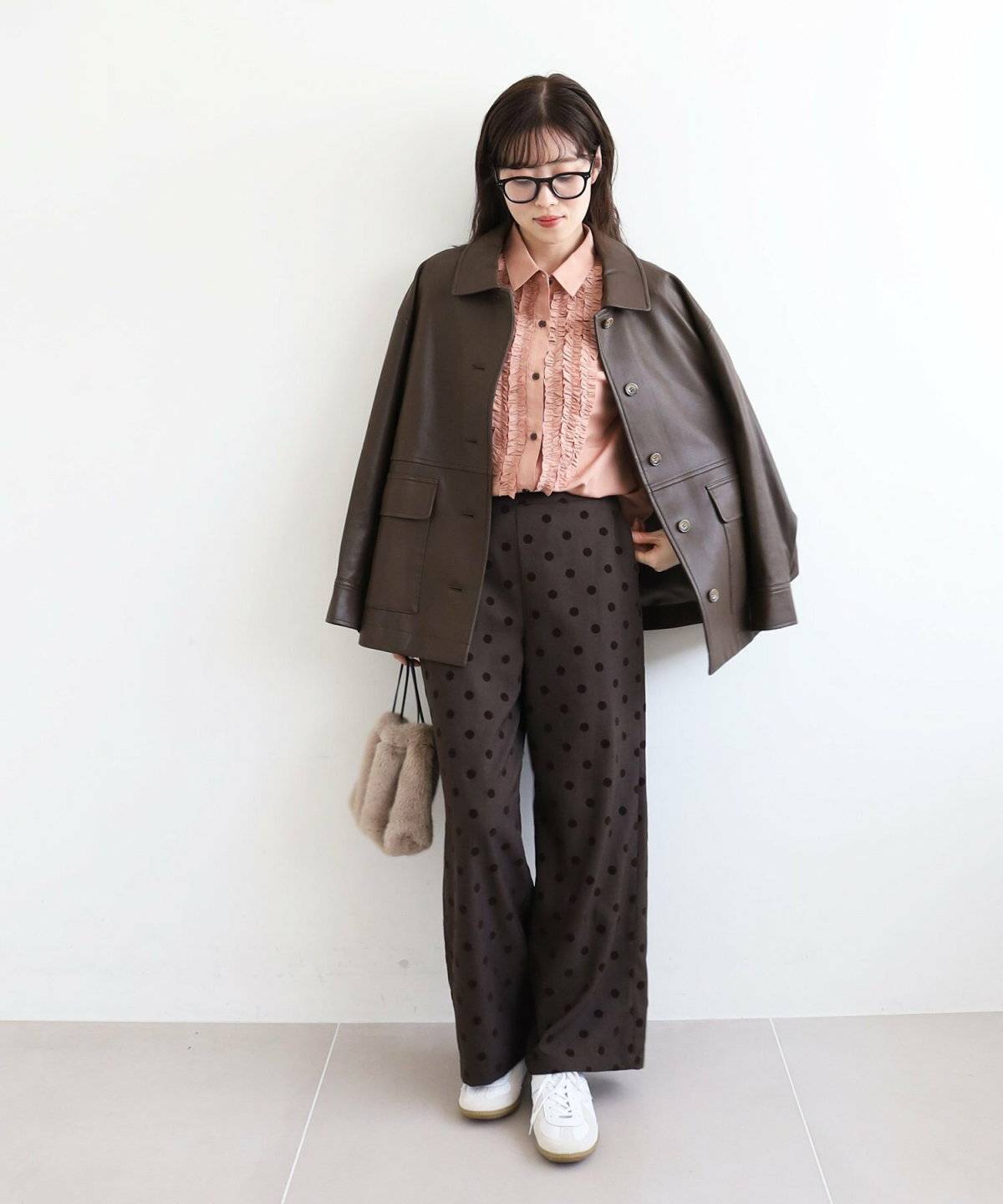 コートを羽織った女性