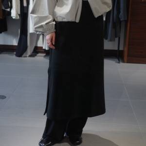 スカート気分でラクに動ける！旬バランスも叶う「スカートパンツ」コーデ