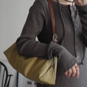 コーデが締まるオリーブカラー。軽くて頼れる「FOLNUA」バトーバッグ