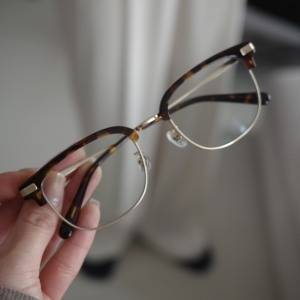 知的見え、一瞬で決まる。快適フィットが嬉しい「Zoff」ウェリントン型メガネ