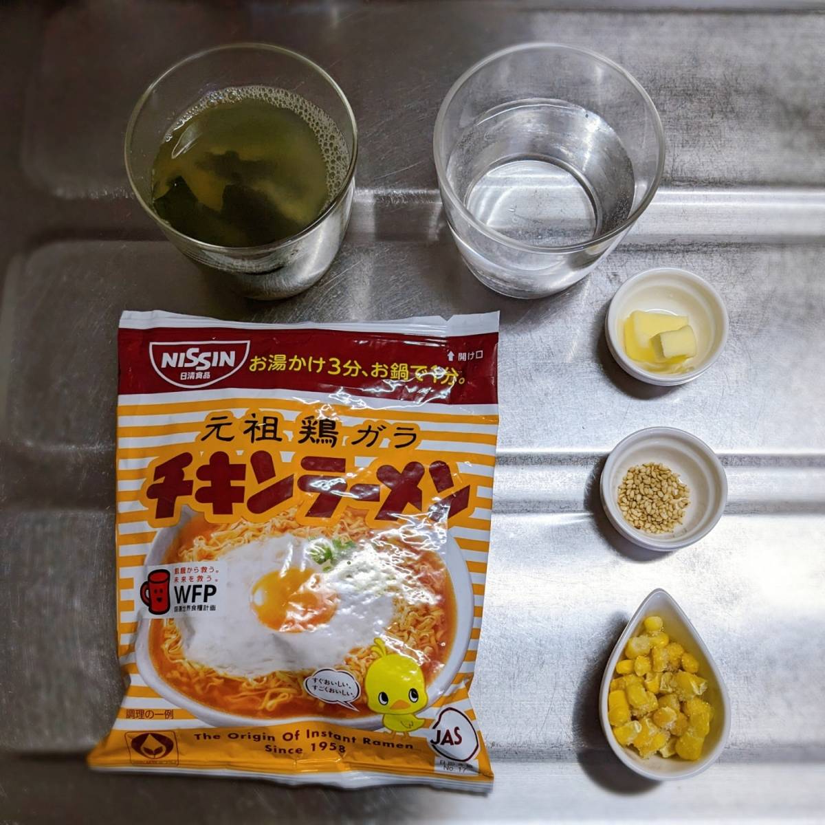 チキンラーメン公式の「味噌汁で味噌バターラーメン」のレシピ