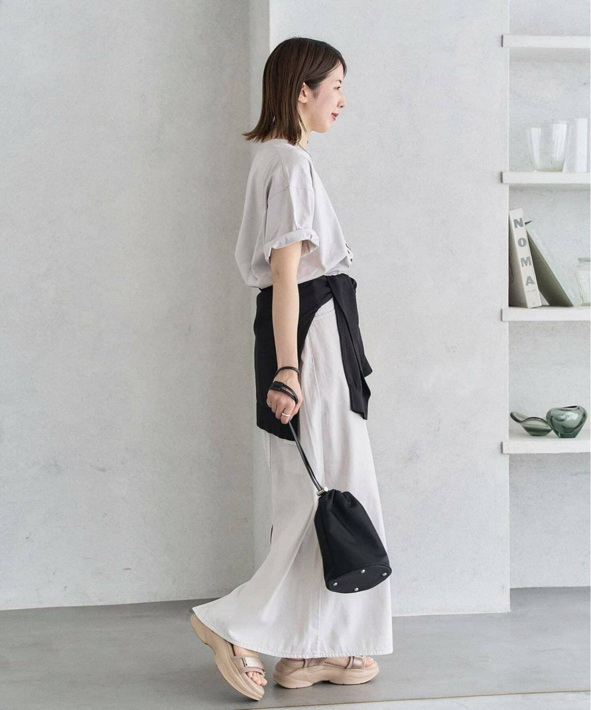 スカートコーデの女性