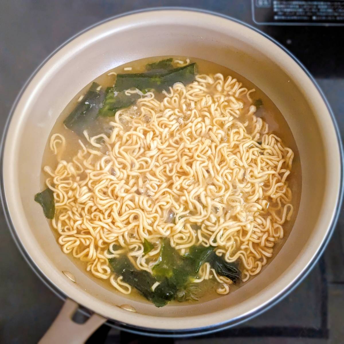 チキンラーメン公式の「味噌汁で味噌バターラーメン」のレシピ