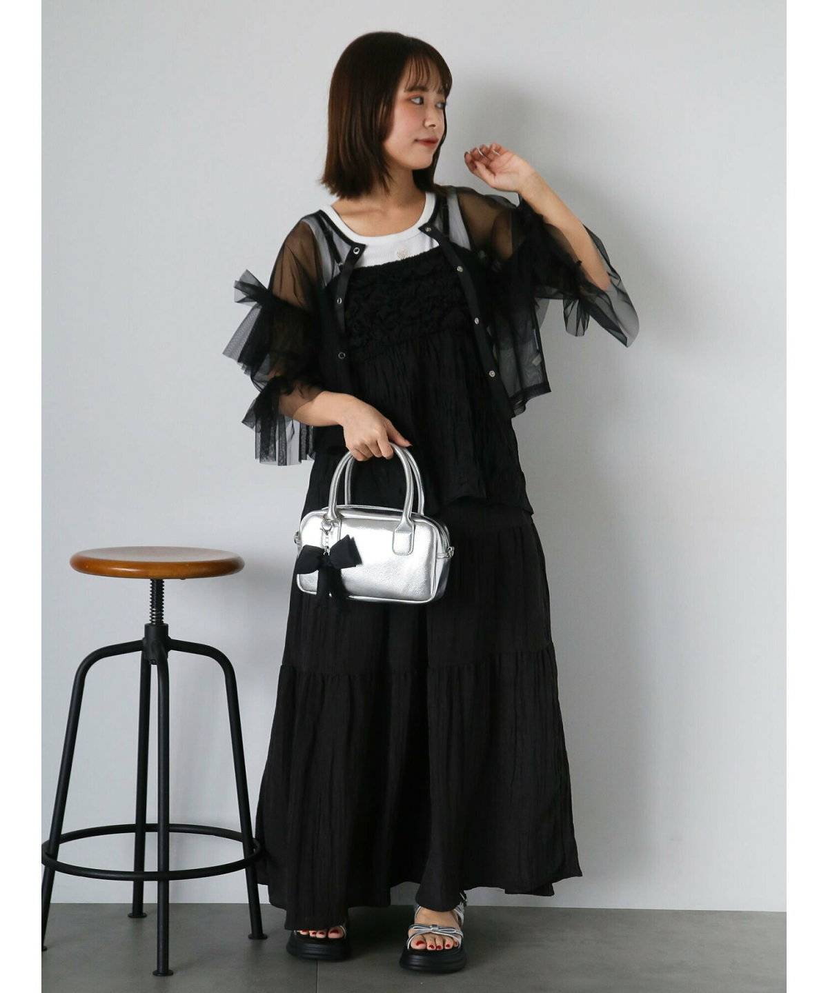 モノトーンコーデの女性