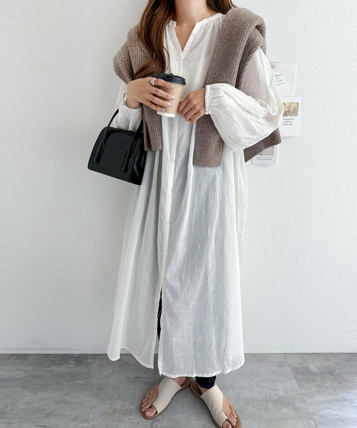 白ワンピースを着た女性