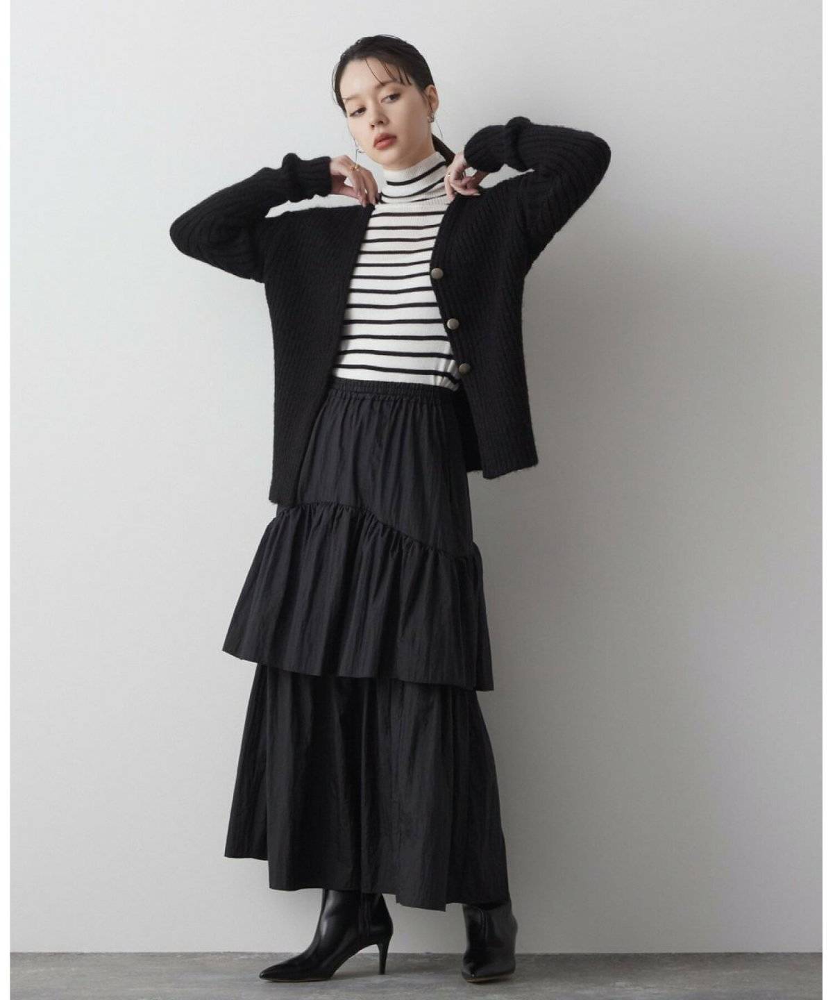 モノトーンコーデの女性」