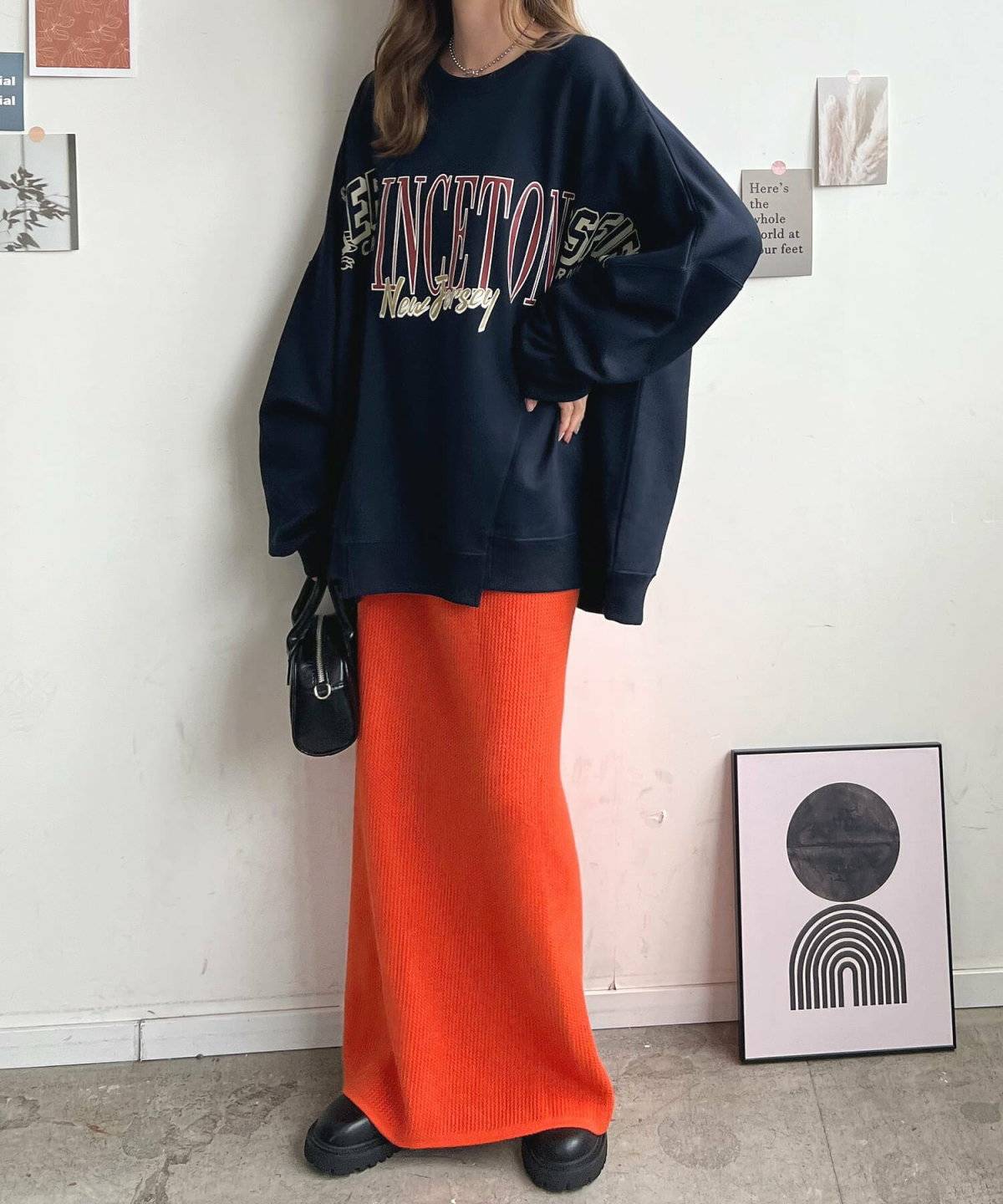 スカートを合わせた女性